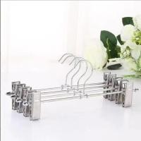 ราคา ไม้แขวนเสื้อ ไม้แขวนเสื้อสแตนเลส ไม้แขวนกางเกง ไม้หนีบกางเกง แรงหนีบแน่นไม่หลุดง่าย 360° ไม้แขวนหนีบ 31CM (22384540989)