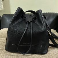 ราคา กระเป๋าสะพายทรงขนมจีบสีดำ..มือสองยี่ห้อ PANTONE (7439722558)