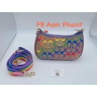 ราคา Coach pouch used like new สวย น่ารักมาก มีสองสาย ถอดได้ทั้งสายสั้น สายยาว สีน่ารัก Like new ‼️‼️4,590 (21860293662)