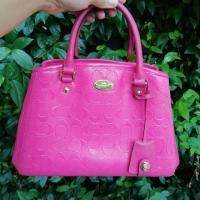 ราคา Used Coach ทรงถัง 13 นิ้ว สีชมพูสวย ของแท้ 100% **ไม่มีสายยาว** (4441745290)