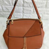 ราคา Charles & Keith Contrast Textured Shoulder Bag (Outlet) กระเป๋าแบรนด์เนม (612532755)