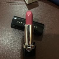 ราคา Marc Jacobs lipstick สี kiss kiss bang bang 450!!!!! (1367097272)