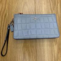 ราคา พร้อมส่งเป๋าคล้องมือcoach แท้รุ่นหนังปั๊มลายจรเข้สวยหายากมากๆๆคะ เป็น2ซิปไซส์ใหญ่ (1634157075)