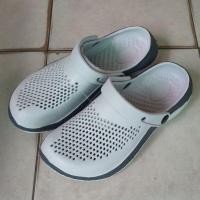 ราคา รองเท้าหัวโตเหมือน crocs มี 4 แบบ ราคาเบาๆ หลากสี ไซน์ 40-45 (2303918777)