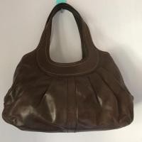 ราคา *ส่งฟรีลทบ* กระเป๋าสะพาย Coach มือสอง สีน้ำตาล หนังยังเงาสวย ตำหนิเปื้อนผ้าบุด้านใน #coach#กระเป๋ามือสอง#coachแท้ (3413722245)