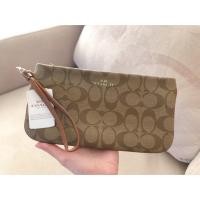 ราคา ✈️COACH LARGE WRISTLET IN SIGNATURE คล่องมือไซส์L 1 ซิป (43453964)