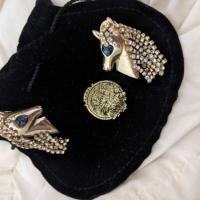 ราคา ส่งต่อเข็มกลัดวินเทจน้องม้าคู่ "Sretsis" 2 ชิ้นของแท้ (2174761790)