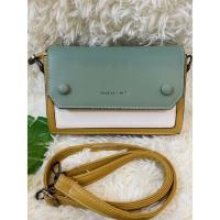ราคา ✨พร้อมส่ง✨ กระเป๋าสะพาย Charles & Keith สีเขียว-เหลือง (ถ่ายจากสินค้าจริง) (9483347889)