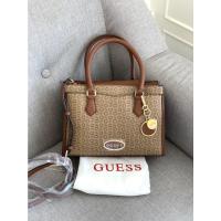ราคา GUESS กระเป๋า HOLY SPRINGS SATCHEL สีน้ำตาล (10238373711)