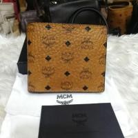 ราคา กระเป๋าสตางค์mcm ผู้ชาย ของแท้ มือ1 อุปกรณ์ครบ รุ่นมีช่องใส่เหรียญ ราคานี้เฉพาะเงินสด (3109339672)