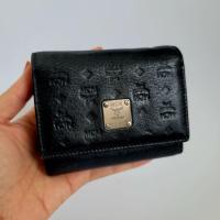 ราคา กระเป๋าสตางค์ 3 พับ MCM ของแท้ 100% สีดำ ปั๊มลาย MCM (19882350798)