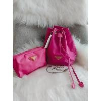 ราคา Prada Zippy Nylon กระเป๋าเครื่องสำอาง Prada Cosmetic มี อย่างละ 1 ใบสีชมพู ขนาด 5x18x13 cm ร า ค า 250 ราคาขายเทจร้ (4573333412)
