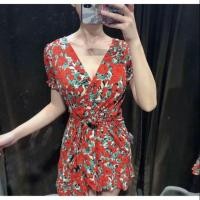 ราคา เดรสลายดอกสีแดง ทรงป้ายหน้าผูกเอว แต่งระบายที่แขนเสื้อและชายกระโปรง (1249107239)