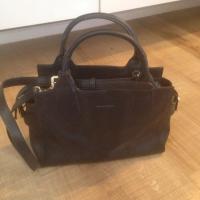 ราคา กระเป๋า Charles&Keith ของแท้ 100% มือสอง สีดำ สะพายข้างหรือคล้องแขนก็สวยจร้า (784713287)