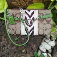 ราคา กระเป๋าคล้องมือ Coach แท้ Size M มือสอง (1578552723)