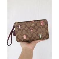 ราคา มือ1 คล้องมือ Coach L มี 2 ซิบ ขนาน 8 นิ้ว ลายสัตว์ ราคา 2390 บาท ส่งฟรี หายากจ้า (5265797969)