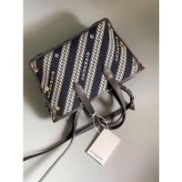 ราคา สินค้าพร้อมส่ง NewGivenchy Bond Logo Tote Bag Size : 11.5 x 7.5 x 5 นิ้ว สวย เรียบ หรู ราคาดีมากก (16872901551)