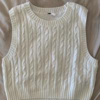 ราคา H&M White Sweater Vest มือสอง (22455284749)