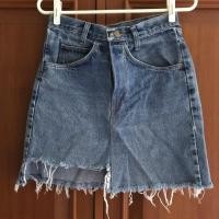 ราคา กระโปรงยีนส์ Levi’s เอว 26 นิ้ว (2645523435)