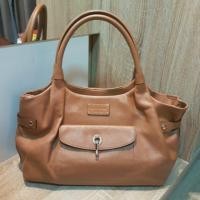 ราคา USED กระเป๋าหิ้ว Kate spade หนังแท้สีน้ำตาลทอง สภาพ 97% (270642150)