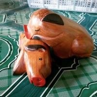 ราคา หมูนอนเกย หมูแกะสลักไม้สัก คู่ (6837424590)