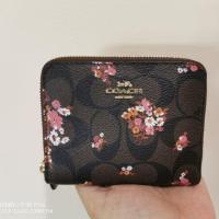 ราคา COACH SMALL ZIP AROUND WALLET IN SIGNATURE CANVAS WITH MEDLEY BOUQUET PRINT F31955 (1552007225)