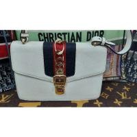 ราคา กระเป๋าสะพายข้างหนังแท้สีขาวGucciมือสอง (19827089581)