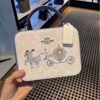 ราคา พร้อมส่ง Coach กระเป๋าสะพายข้าง กระเป๋าสตางค์ สีขาวฟ้า หรูสุดๆ ไม่มีไม่ได้แล้ว ช็อปเลย ลดกระหน่ำถูกสุดๆ (3046951735)