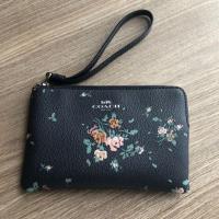 ราคา กระเป๋าสตางค์ Coach คล้องมือไซส์ S มือ 1 ของแท้ 100% (5452710036)