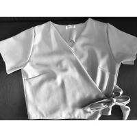 ราคา เสื้อครอปไขว้ผูกโบว์ข้างเอว สีเทา (734227189)