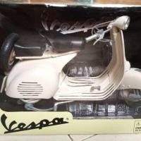 ราคา โมเดลเวสป้า ของสะสม Vespa 1/6 สีครีม (5340020370)
