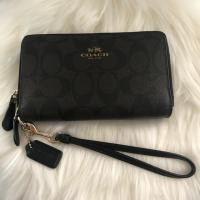 ราคา COACH F53937 DOUBLE ZIP PHONE WALLET IN SIGNATURE (มือสอง) ของแท้ % (5217209065)