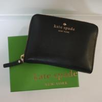 ราคา Kate spade spencer logo cardholder: กระเป๋าสตางค์ใบสั้นใส่บัตรและเหรียญ สีดำ (11752649998)