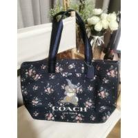 ราคา พร้อมส่ง ของแท้ ของใหม่ % DISNEY X COACH TOTE WITH ROSE BOUQUET PRINT AND THUMPER (COACH 91116) SV/MIDNIGHT MULTI (12473416217)