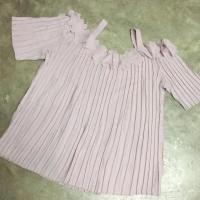 ราคา เสื้อสายเดี่ยวเปิดไหล่ผ้าอัดพลีท แมทกับอะไรก็สวย (1959753150)