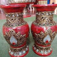 ราคา แจกันสีแดง แจกันใส่ดอกบัว ไม้แกะสลักลงลักปิดแดงเลือดหมู ตกแต่งลวดลายดอกบัวเส้นทองประดับกระจกสี หัตถกรรมไม้สูง10 นิ้วx5น (12845406083)