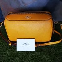 ราคา COACH mustard yellow สะพายข้าง ทรงหมอน ของแท้ ของใหม่ (2821274509)