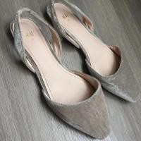 ราคา รองเท้า H&M แท้มือสองสภาพดีพร้อมส่ง (7000459931)