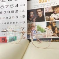 ราคา กรอบแฟชั่นสีโรสโกลด์ ทรงเหลี่ยม✨ (19627438316)