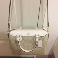 ราคา Coach ทรงหมอนสีขาวครีม แท้ 100% (127033546)