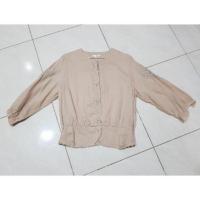 ราคา เสื้อทรงวินเทจ สีน้ำตาลอ่อน ผ้าลินิน กระดุมซ่อน มีลายปักฉลุที่แขนและแถบกระดุม มือสอง สภาพดีมาก ใส่เล่น ใส่ทำงานได้ (2083951183)