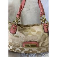 ราคา กระเป๋าสะพายมือสอง Coach รุ่น KRISTIN SIGNATURE EAST-WEST CROSSBODY สีชมพู (18158719849)