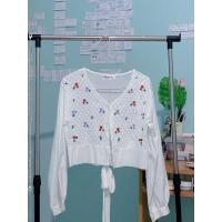 ราคา เสื้อครอบแขนยาวสีขาวปักลาย ผูกโบว์ด้านหลัง (16123665900)