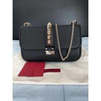 ราคา Valentino Glam Lock Shoulder Bag Leather Medium สภาพใหม่มากกกก ไม่มีตำหนิ (11388372005)
