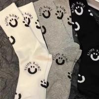 ราคา เกาหลี สามมิติ ลายนูน ตัวอักษร หน้ายิ้ม กลางน่อง ถุงเท้า สําหรับผู้หญิง Ins แฟชั่น เทรนด์ น่ารัก ขายดี ใหม่ ถุงเท้า (22487836735)