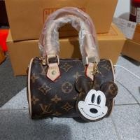 ราคา cirilla'store กระเป๋าทรงหมอนหลุยส์มินิ6นิ้ว แถมพวงห้อยมิกกี้ (8058372171)
