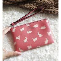 ราคา ไม่ผ่อน 1,290.-Coach คล้องมือ size s, 1 zip แท้% (2241156720)