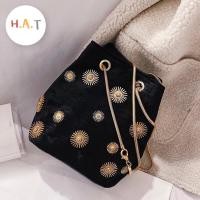 ราคา (พร้อมส่งดำ1ใบสุดท้าย)กระเป๋าสะพายทรงขนมจีบผ้ากำมะหยี่อะไหล่สีทองสุดหรู ก้นกระเป๋าเป็นหนัง ซับในผ้างานดี มีกระดุมเปิดปิด (22431559038)