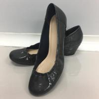 ราคา รองเท้าคัชชูสีเทา ยี่ห้อ clarks สภาพ 90 % sz.38-39 ใส่เดินสบายมากคะ (1546792798)