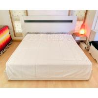 ราคา ผ้าห่ม หรือผ้าคลุมเตียง ขนาด 6ฟุต ผ้าทอลายสีขาวครีมทอลายวินเทจ ด้านบนมีระบายปักลาย DREAMING Modern ยี่ห้อ Modern Feel (25604729439)